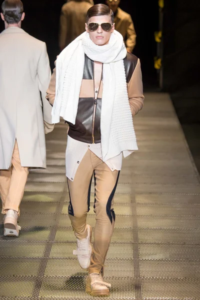 Look 28